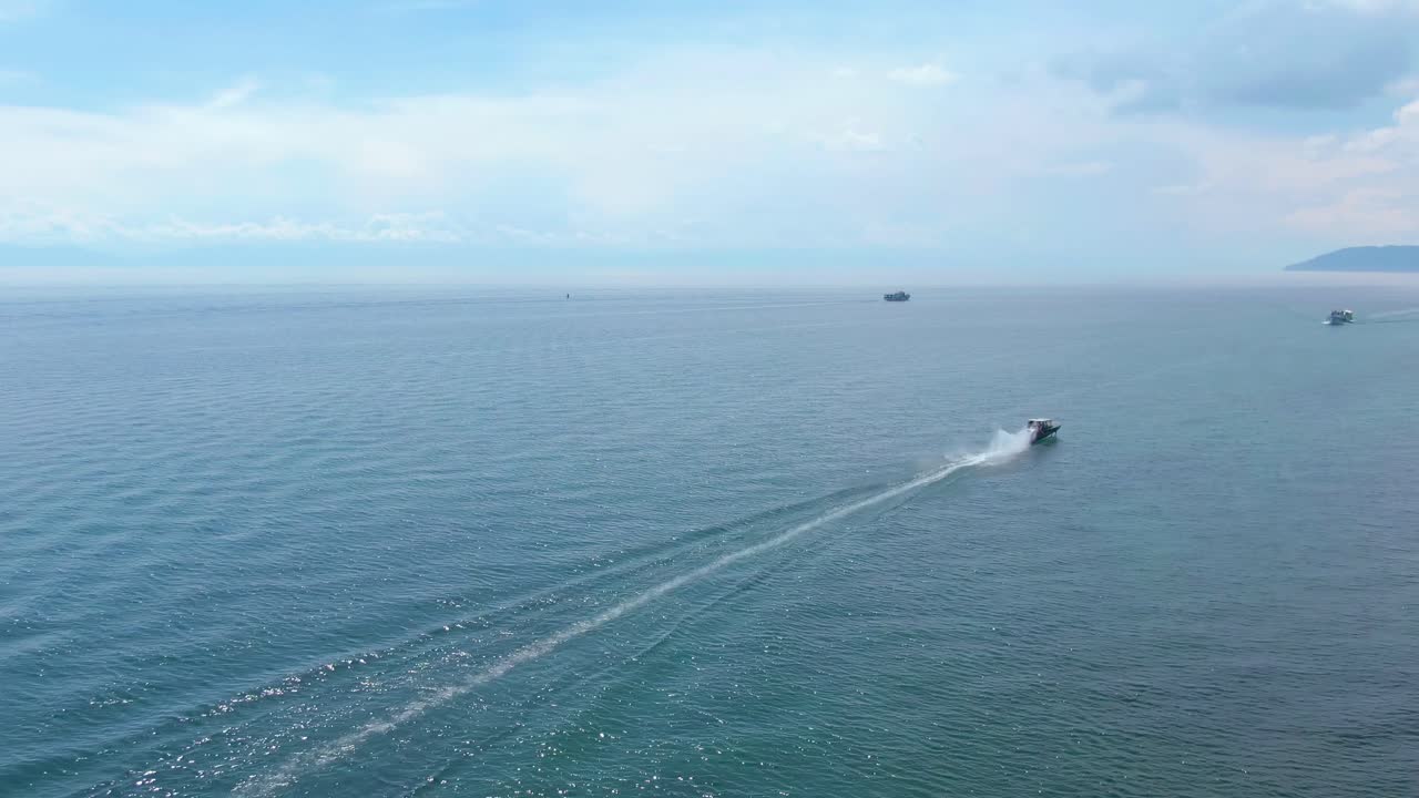 배 와 함께 바다 를 볼 수 있다