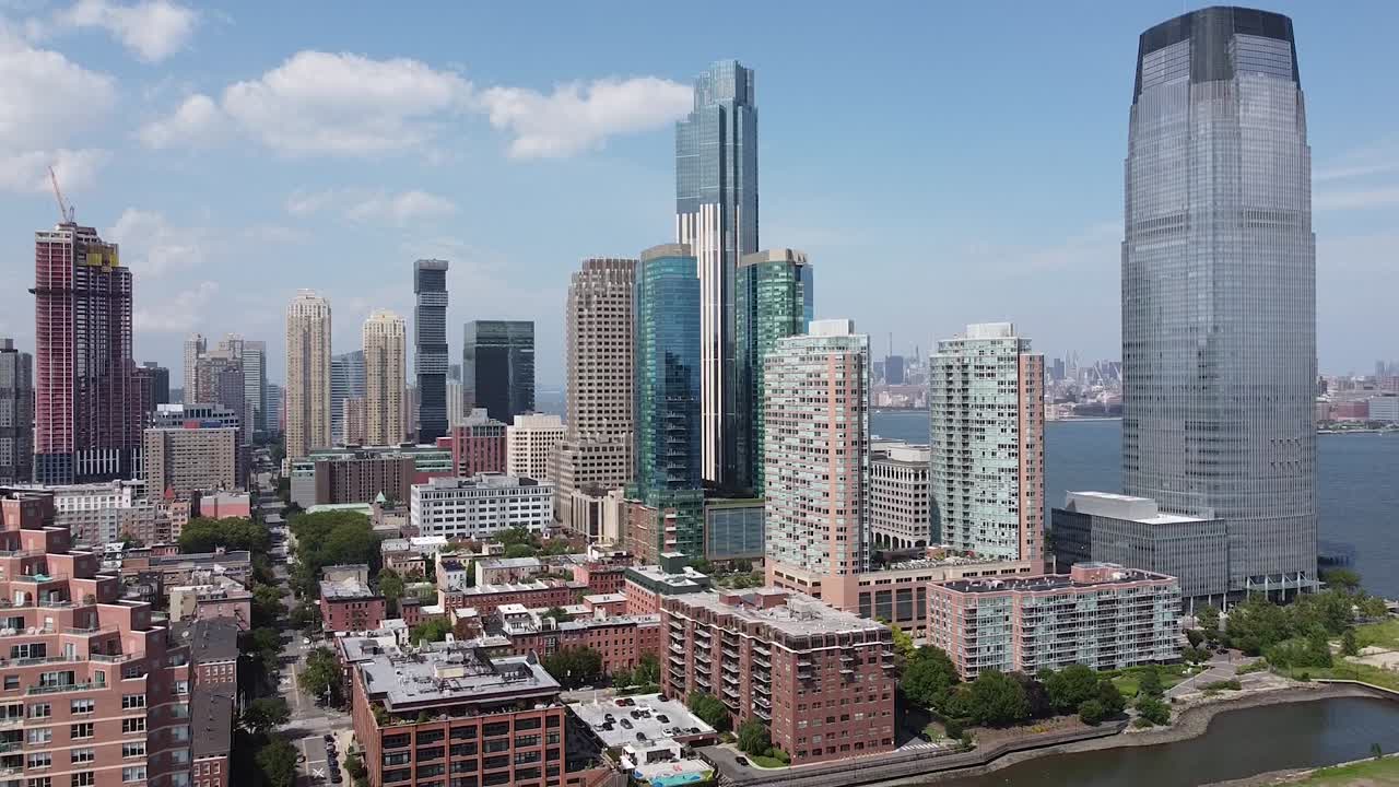 물 에 있는 도시 아파트 건물