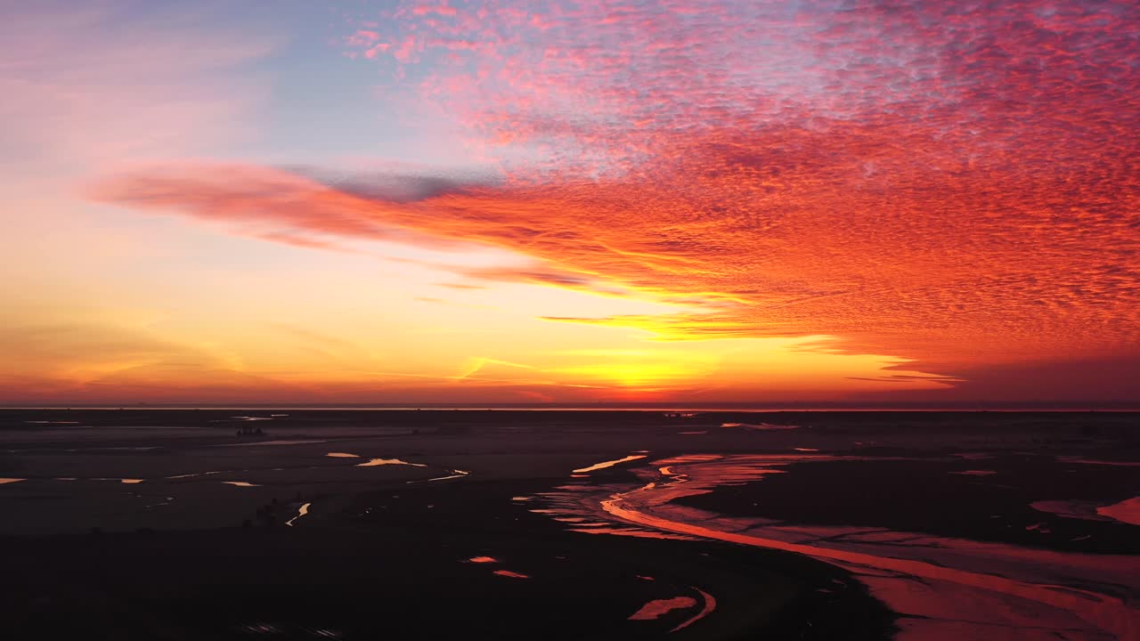 새가 지나가는 카메라 뷰 레드 선라이즈 dji mavic 2 pro 4k