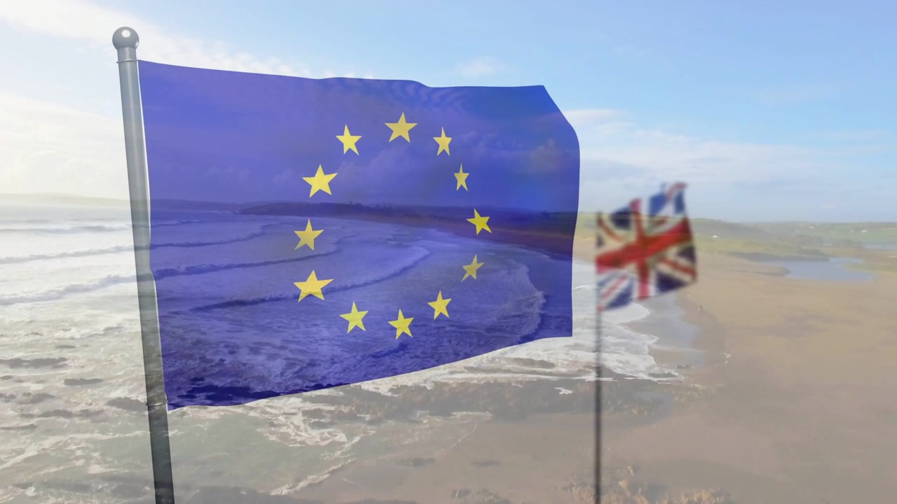 Maatuuli saa EU-lipun liehumaan ja aaltoilemaan, aallokko näkyy, Ison-Britannian lippu lepattavaa.
