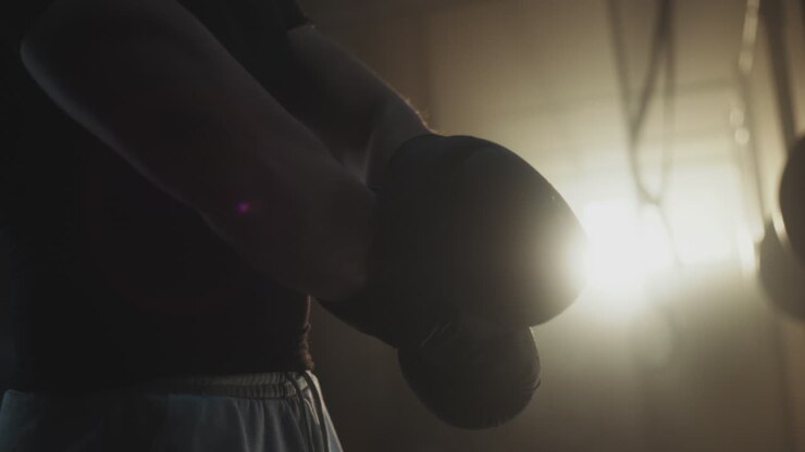 Hombre preparándose para una sesión de boxeo en el gimnasio