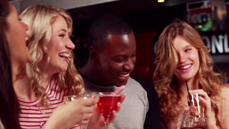 gelukkige vrienden die samen iets drinken