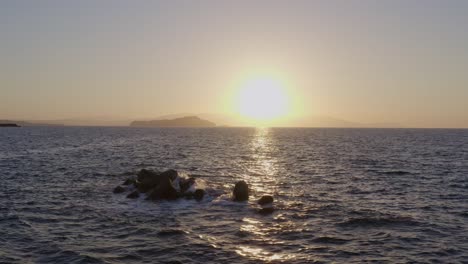 antena - rocas en el mar y olas rompiendo