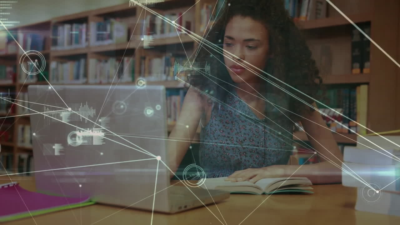 animación de redes de conexiones a través de mujeres biraciales usando computadora portátil