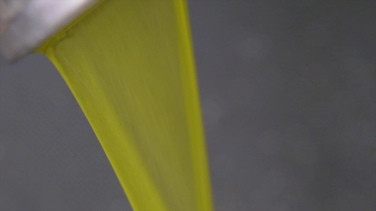 올리브 오일 공장의 생산 라인에서 익은 올리브의 이미지 올리브