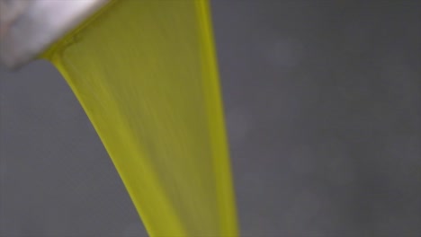 imágenes de aceitunas maduras en la línea de producción en la fábrica de aceite de oliva