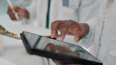 tableta, búsqueda y manos del médico en el hospital