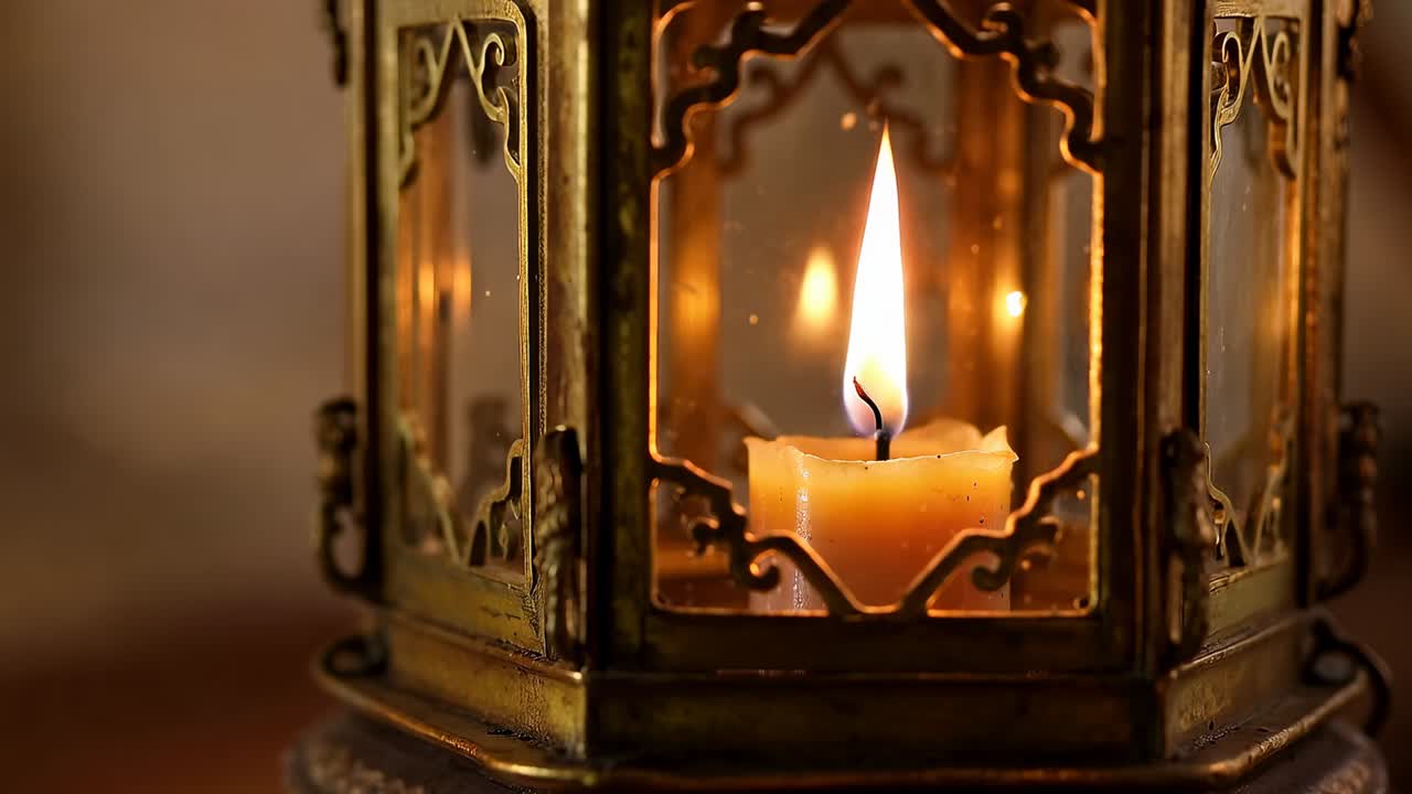 Fiamma tremolante di candela di cera d'api che si riflette all'interno di una lanterna di ottone su un tavolo di legno, creando riflessi