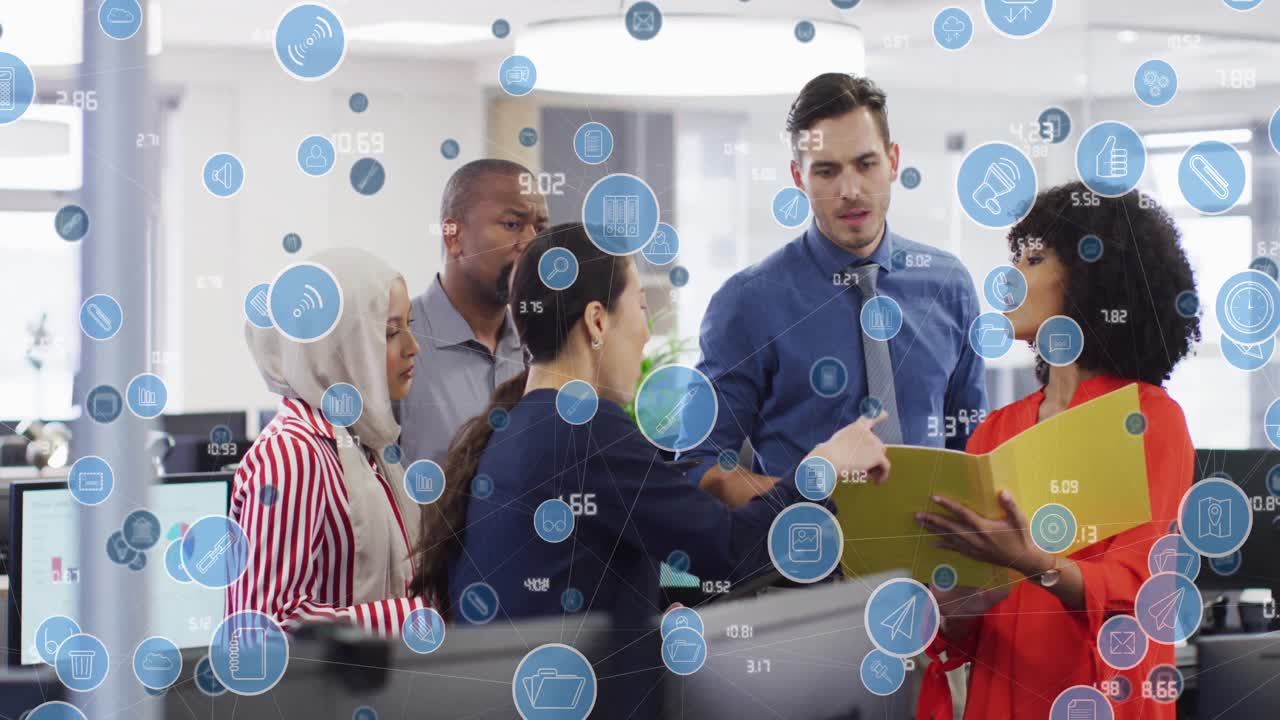 animación de conexiones y procesamiento de datos sobre diversas personas de negocios en la oficina