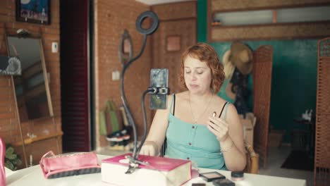 mujeres caucásicas registran un video tutorial de maquillaje instructivo en un teléfono inteligente