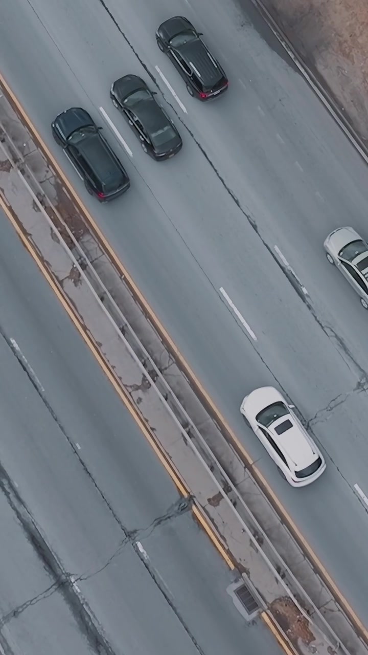Fugleperspektiv af en SUV, der kører på en motorvejsbane