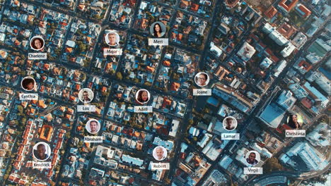 vista aérea de una ciudad con nombres superpuestos