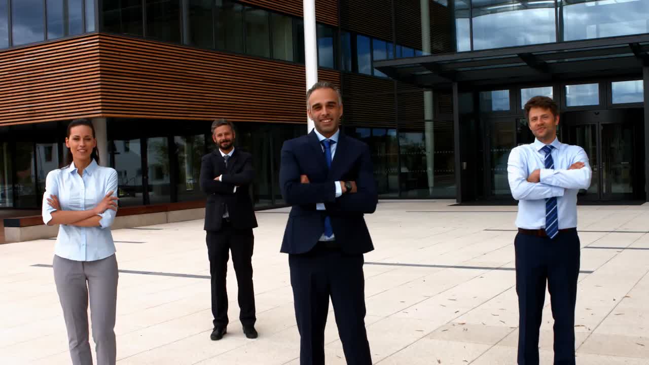 hombres de negocios gesticulando a su compañero de equipo mientras están de pie con los brazos cruzados