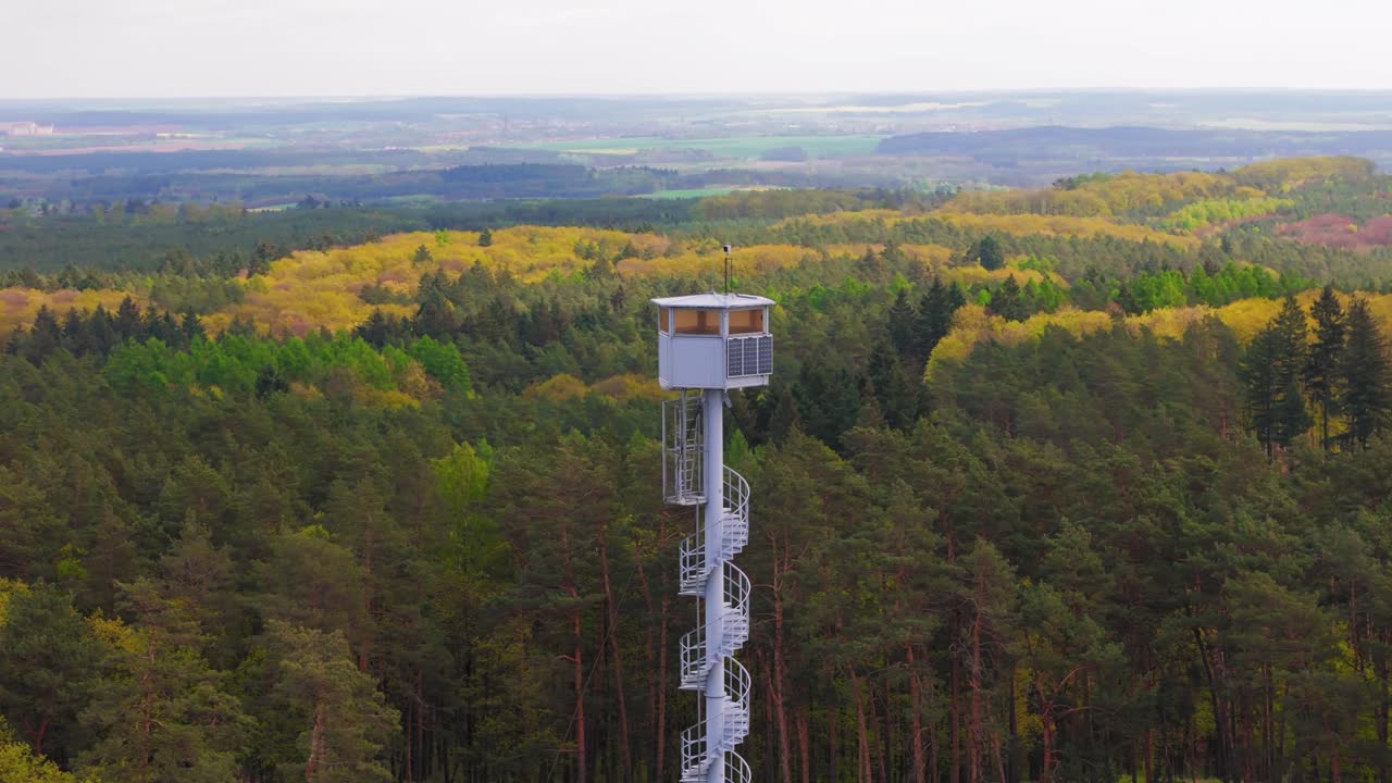 vista panorámica del dron en una torre de vigilancia de incendios en el medio de una zona boscosa
