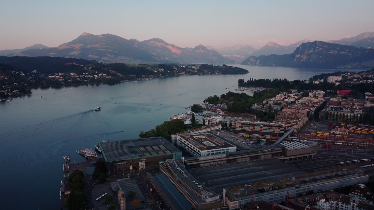 descripción aérea de la vierwaldstättersee y la estación de tren y el puerto de lucerna después del atardecer