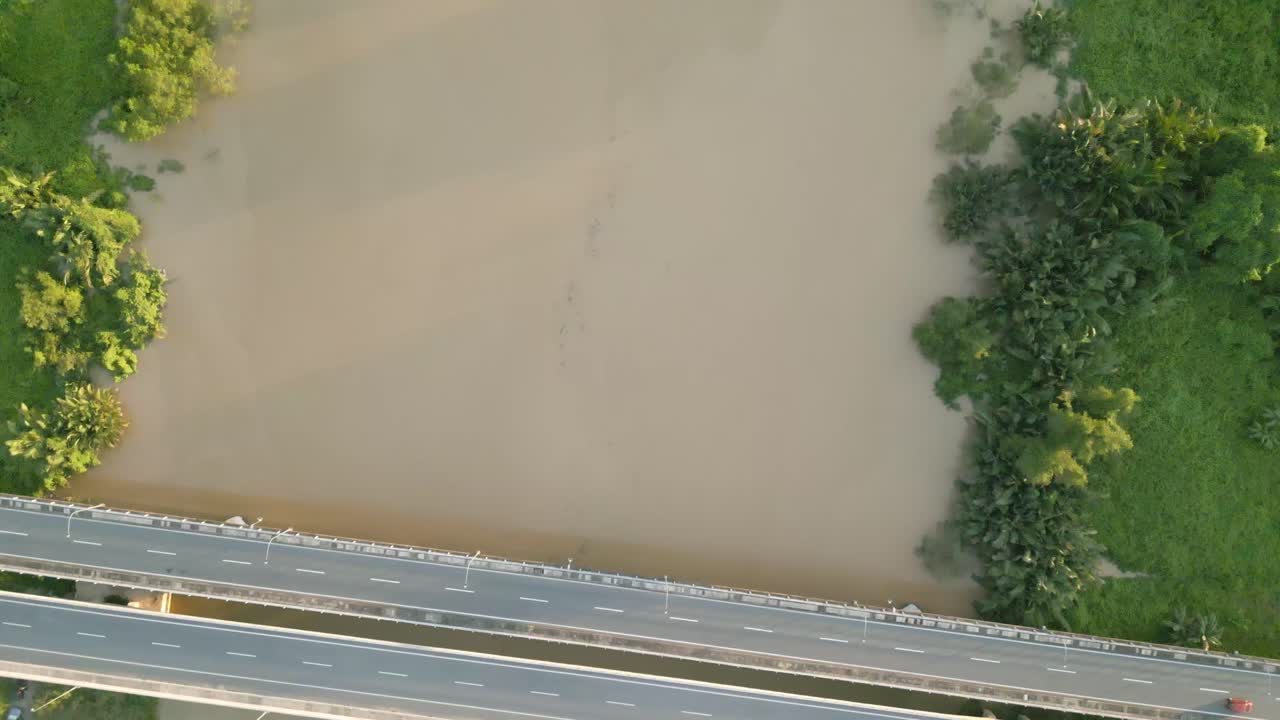 룬두 (lundu) 의 아름다운 공중 풍경, 진이 많은 강과 다리, 쿠칭 (kuching), 사라와크 (sarawak)