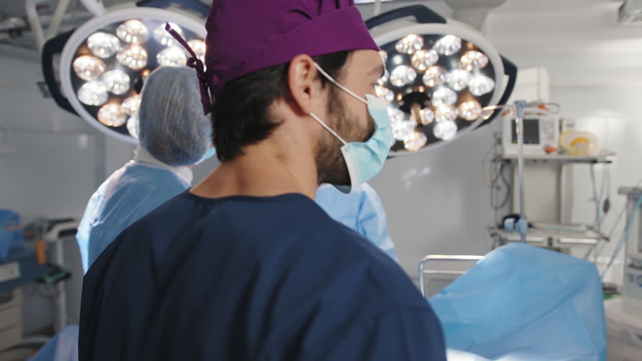 Los cirujanos en una sala de operaciones