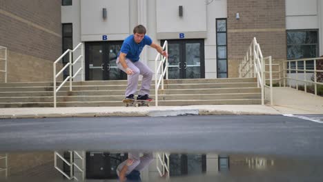 El-Skater-Hace-Un-Trabajo-En-Un-Pasamanos-Con-Un-Reflejo-De-Charco