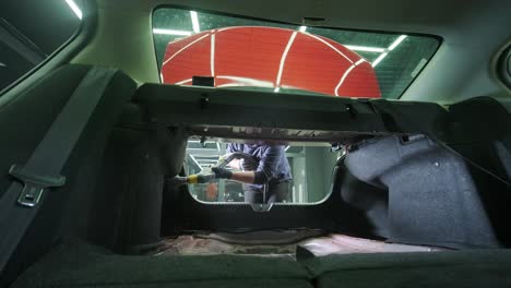 limpieza profesional de automóviles. lavado de sars. detalles interiores. limpieza en seco y detalles del interior de un automóvil. limpeza profunda de asientos. limpeza de espuma en el lavado de automóviles; limpieza del panel del automóvil del polvo. una aspiradora