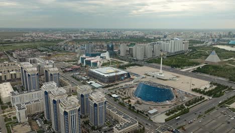 vista aérea de la plaza de la independencia con puntos de referencia en astana, kazajstán