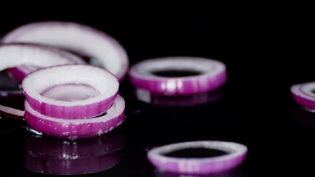 anillo de rollo de cebolla roja fresca en el agua.