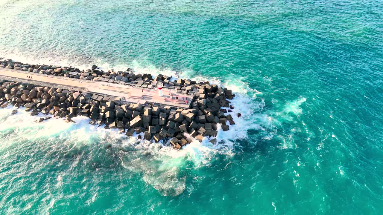 해가 지는 동안 로크월 의 공중 사진