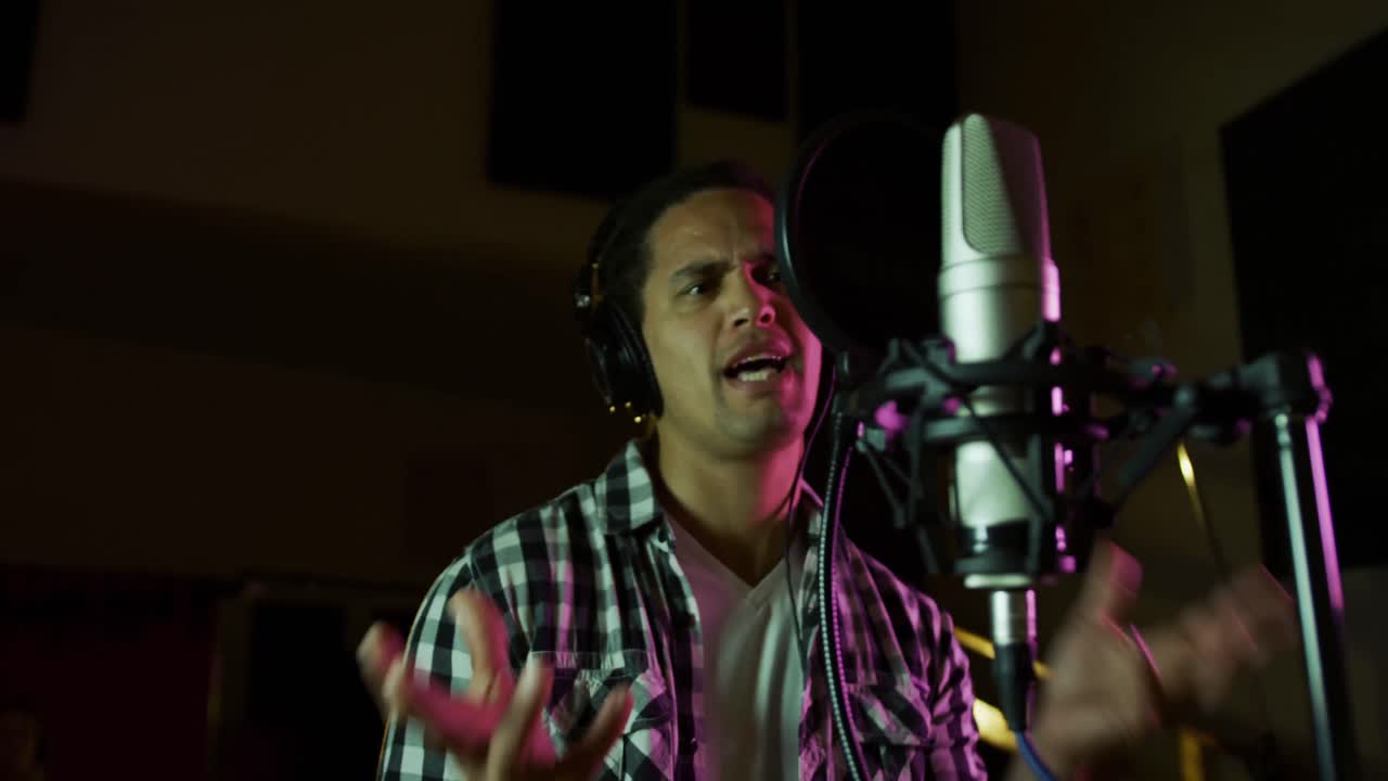 cantante masculino cantando en un estudio de música