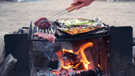 Bistec-Y-Verduras-A-La-Parrilla-Sobre-Una-Fogata-Al-Aire-Libre,-En-Tiempo-Real