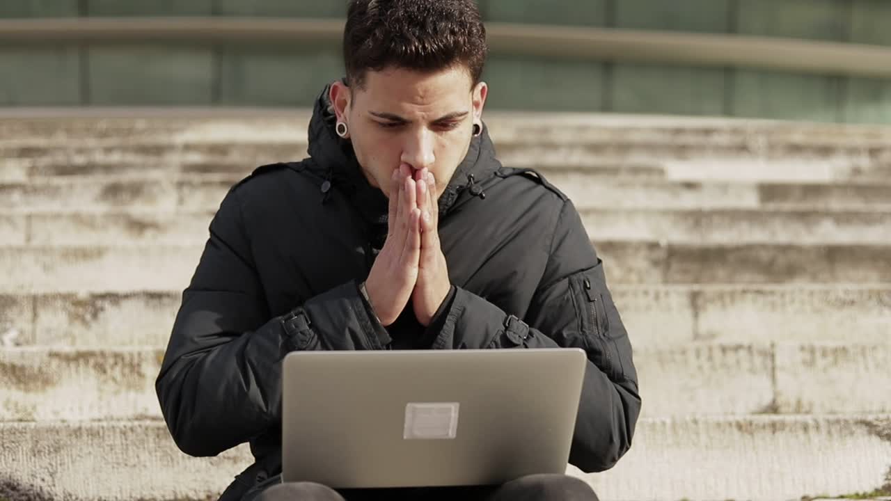 joven especialista en mercado de negocios agotado trabajando con una computadora portátil