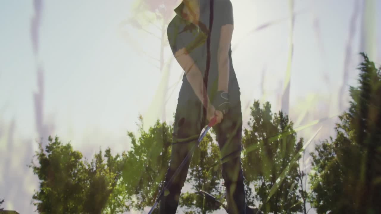 animación de la hierba sobre una mujer caucásica mayor jugando al golf en el campo de golf