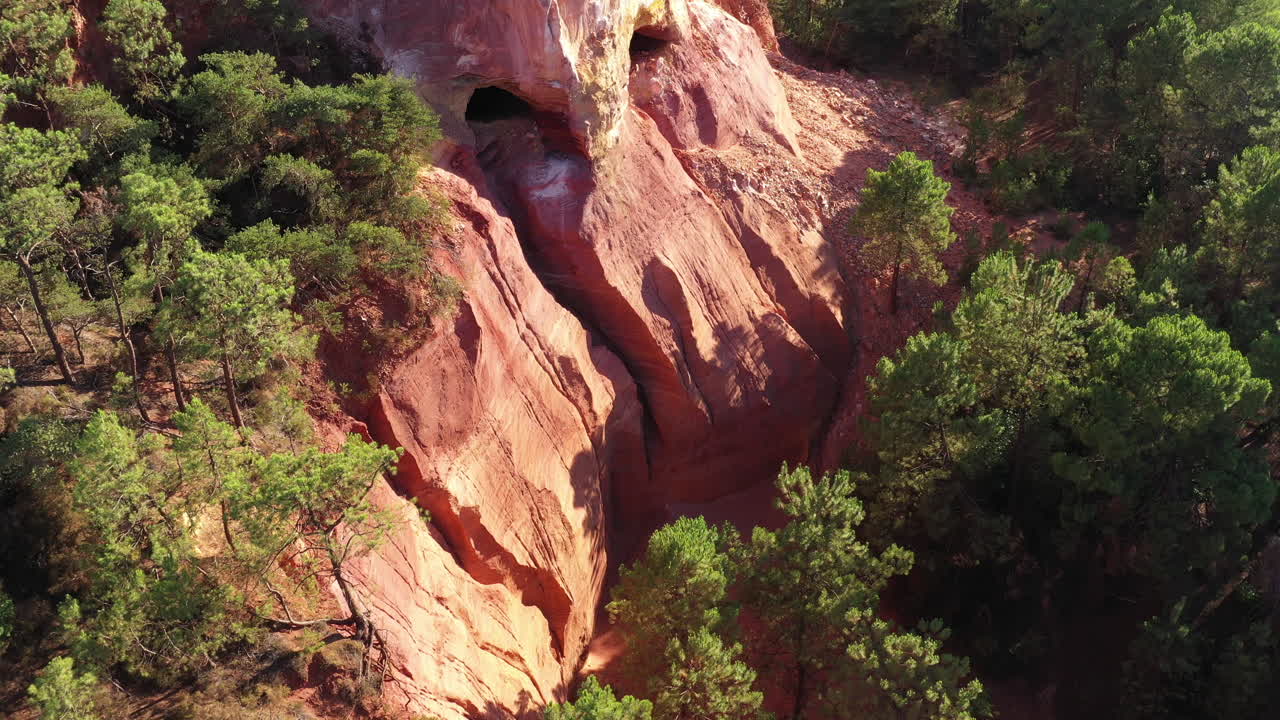 cañón roussillon ocre pigmentos arcilla tiro aéreo día soleado francia vaucluse
