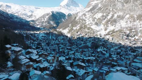vista aérea del valle de zermatt y el pico de matterhorn por la mañana