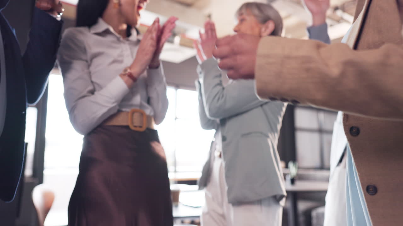 manos, pila y gente de negocios en un equipo