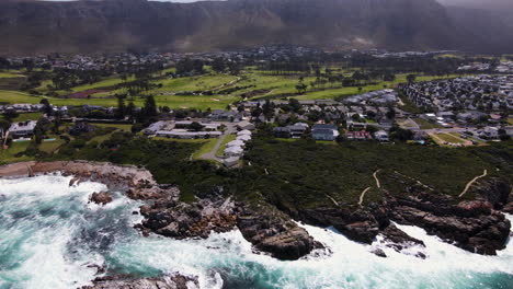 Drohnenblick-über-Das-Meer-Der-Atemberaubenden-Küste-Von-Hermanus-Und-Den-Schönen-Golfplatz