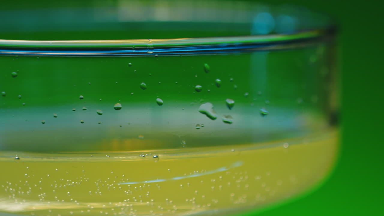 Primo piano di una bevanda frizzante in un bicchiere