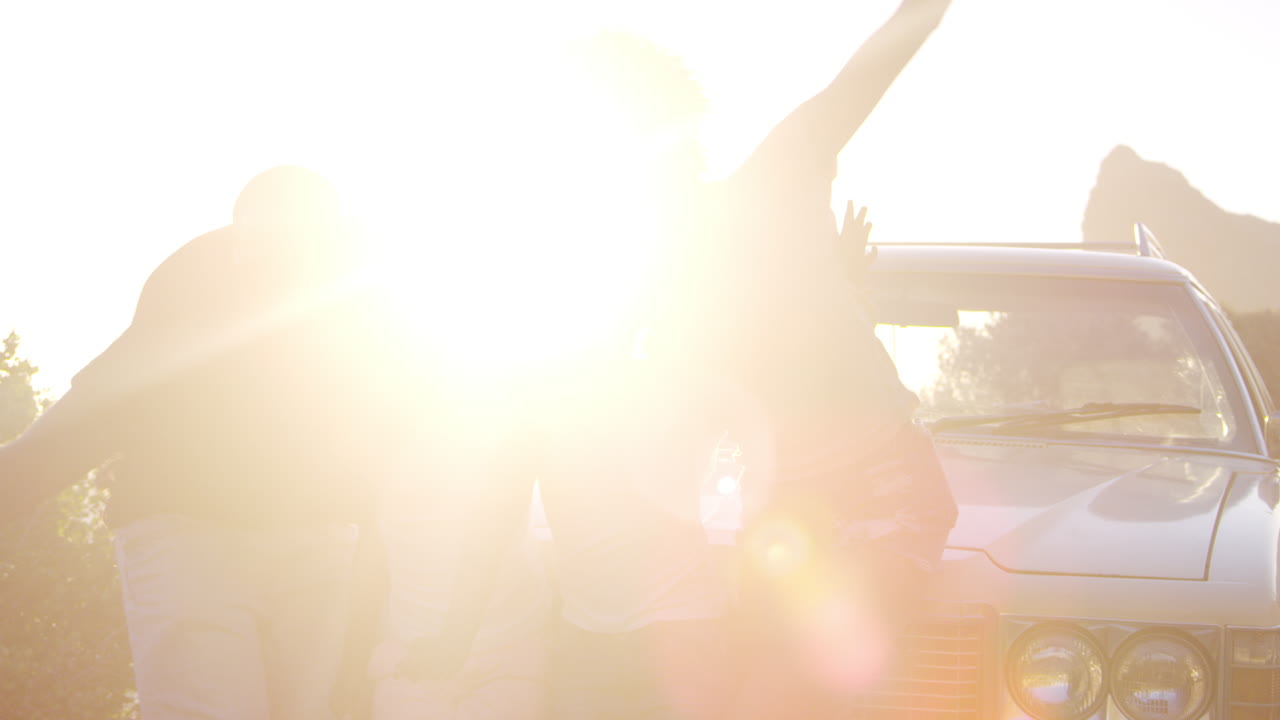 클래식 자동차 에 서 있는 가족의 초상화