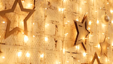 guirnalda de navidad con luces doradas, primer plano. luces de estrellas de navidad parpadeantes parpadeando. concepto de vacaciones de invierno