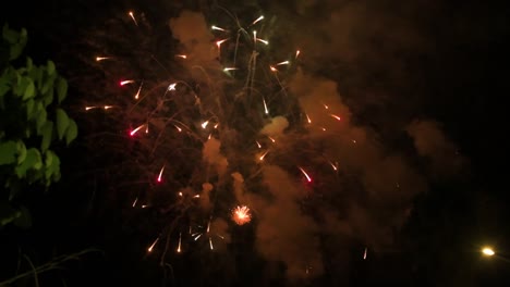 fuegos artificiales en la noche. actuación.celebración