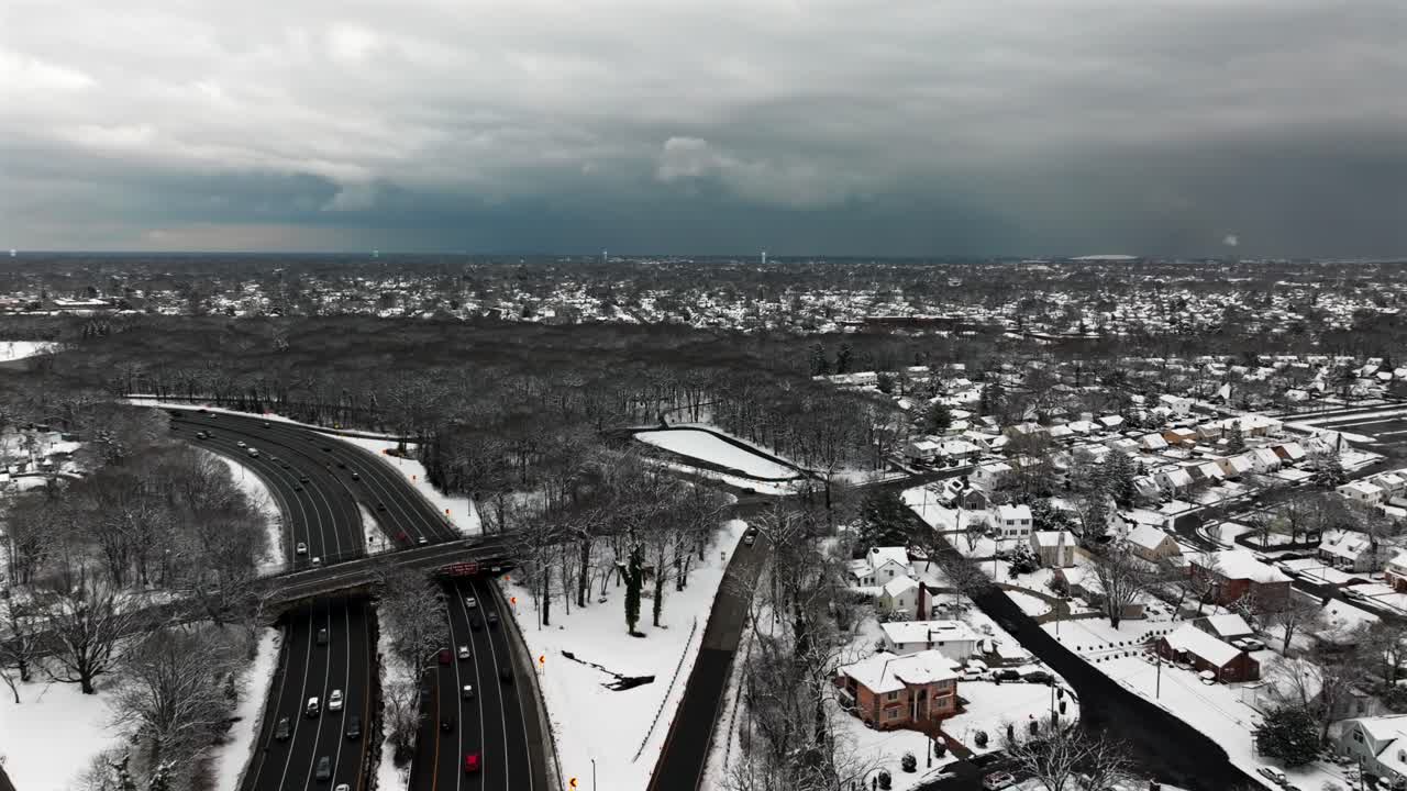 구름이 많은 겨울 날, 롱아일랜드, ny의 남부 주 공원 도로의 공중 사진