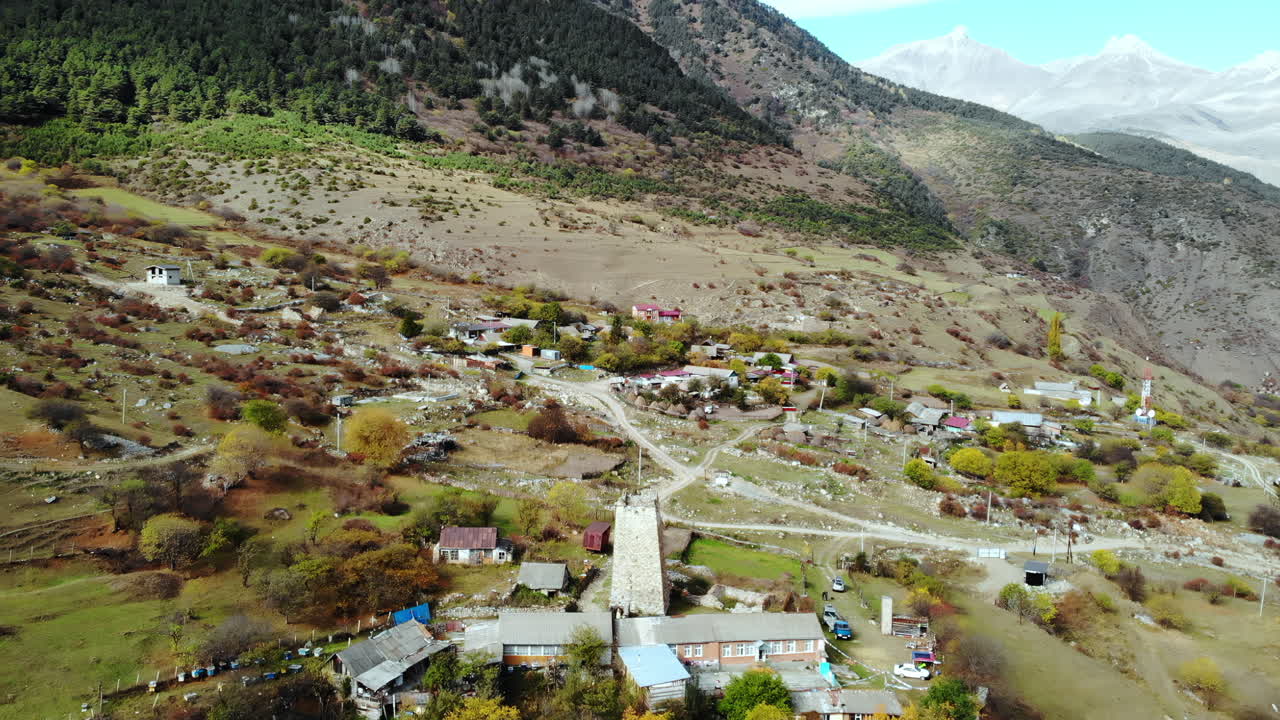 Veduta aerea di un villaggio di montagna remoto in autunno