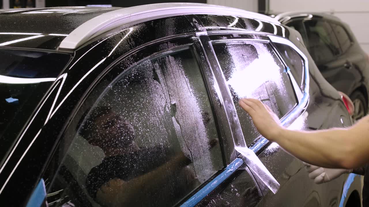 비닐 폴리우레탄 테이프로 자동차를 는 사람. 자동차를위한 필름. 자동차에 스티커 보호 필름