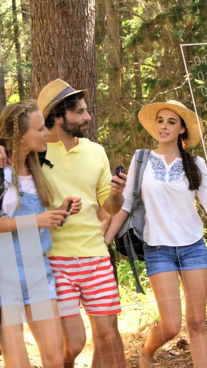 Video verticale: Uomo in giallo offre un GPS a un gruppo su un sentiero, navigando il percorso con sovrapposizioni tecnologiche