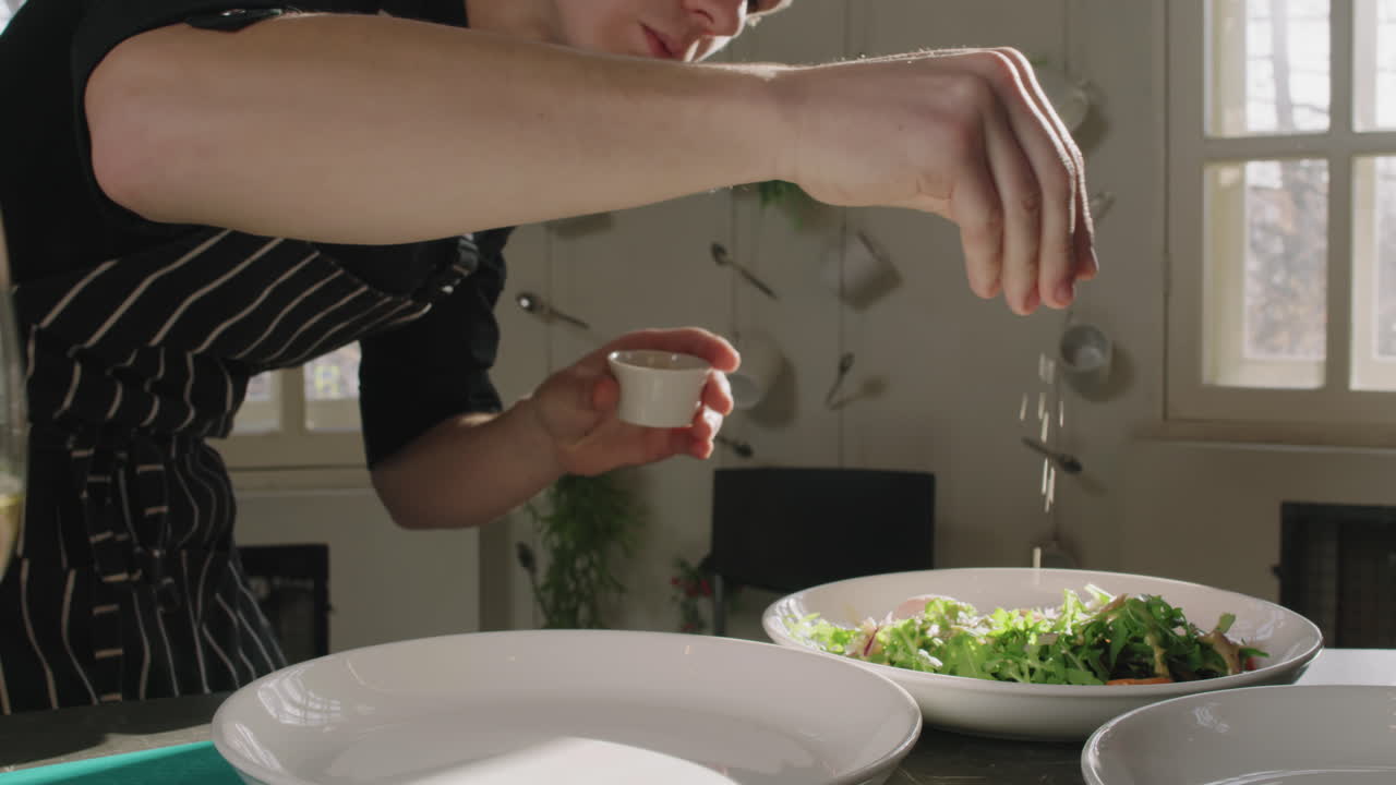 러드를 준비하는 사람