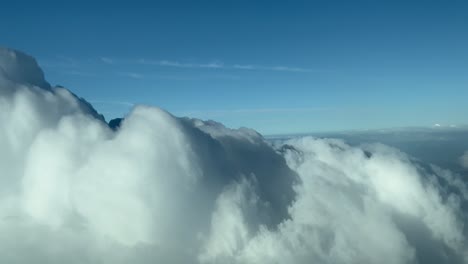 perspectiva de piloto inmersivo volando sobre y a través de una nube tormentosa sobre el mar en un día soleado y brillante