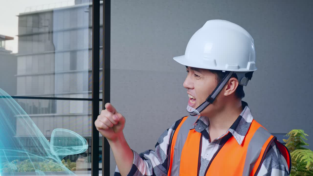 близкий боковой вид злого азиатского инженера с защитным шлемом, кричащего на кого-то, стоя с концепцией электрического транспортного средства, высокотехнологичного промышленного объекта