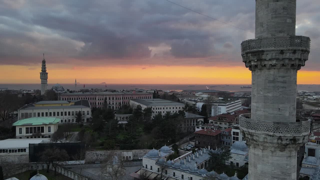 mezquita de suleymaniye en el atardecer, video de avión no tripulado, fatih, estambul turquía