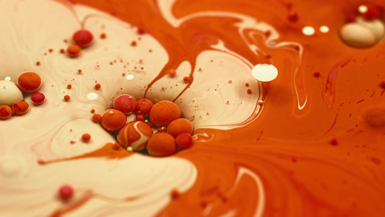 Superficie liquida con bolle di vernice