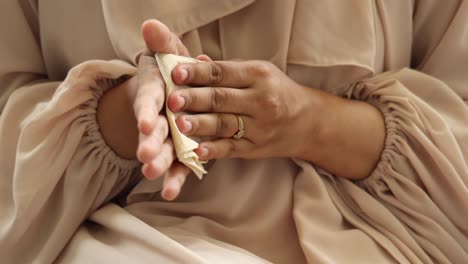 mujeres jóvenes desinfectando sus manos con una toalla húmeda