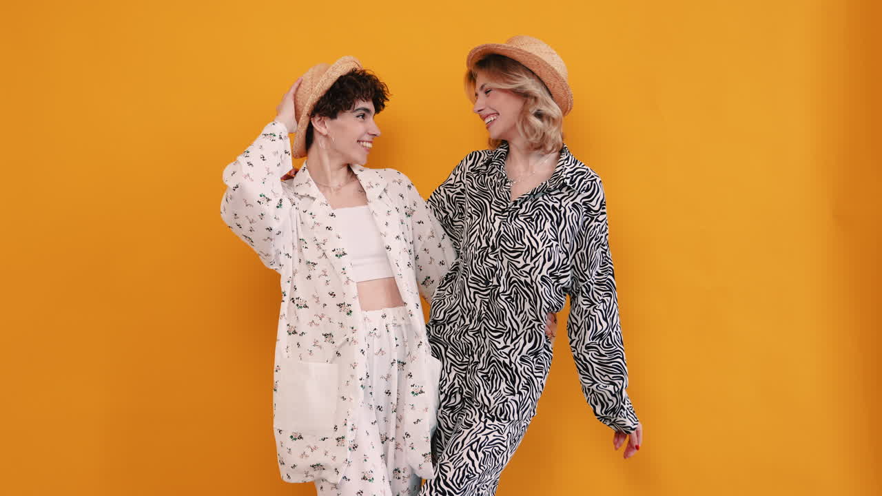 세련된 여름 옷을 입은 두 여성