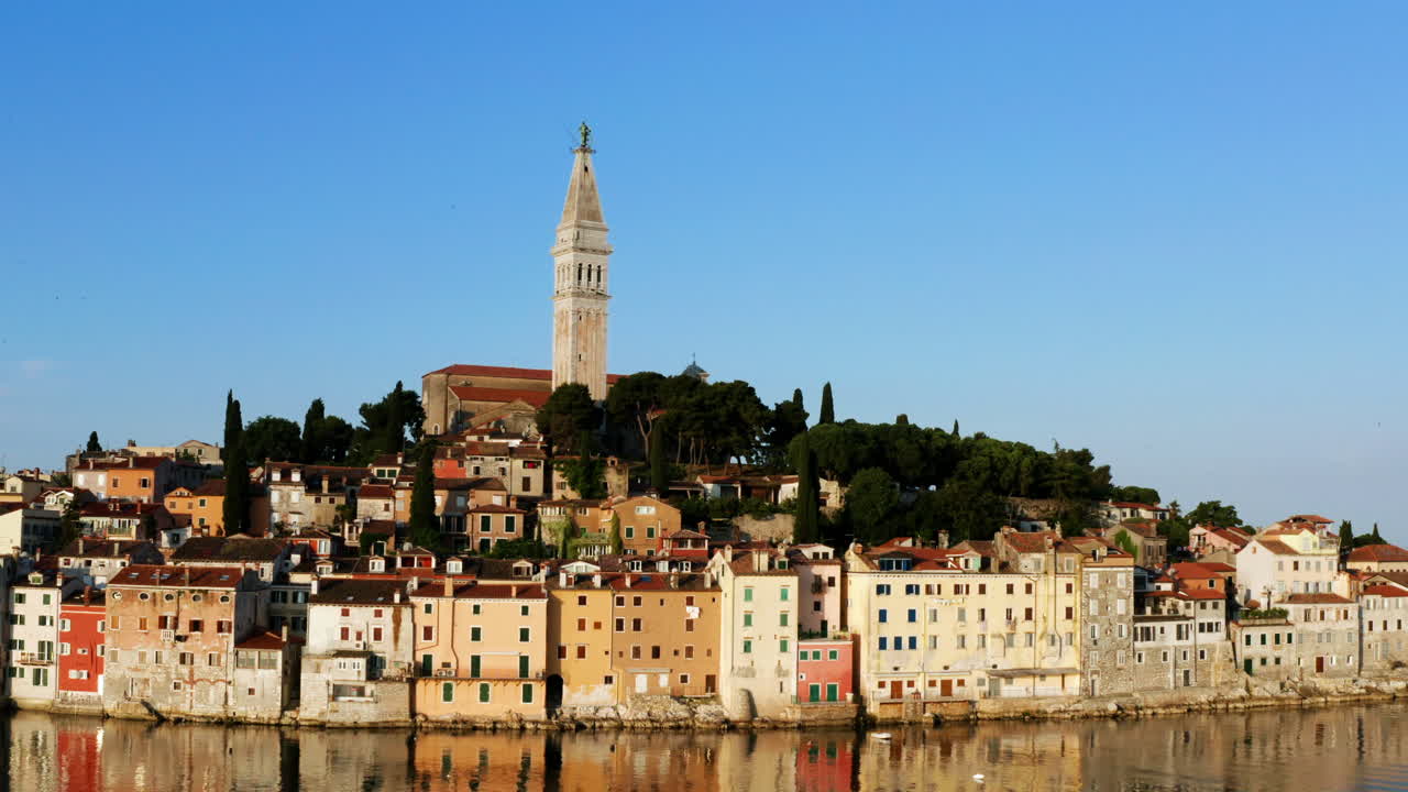 impresionante casco antiguo de rovinj junto al mar adriático en la región de istria de croacia en una mañana de amanecer